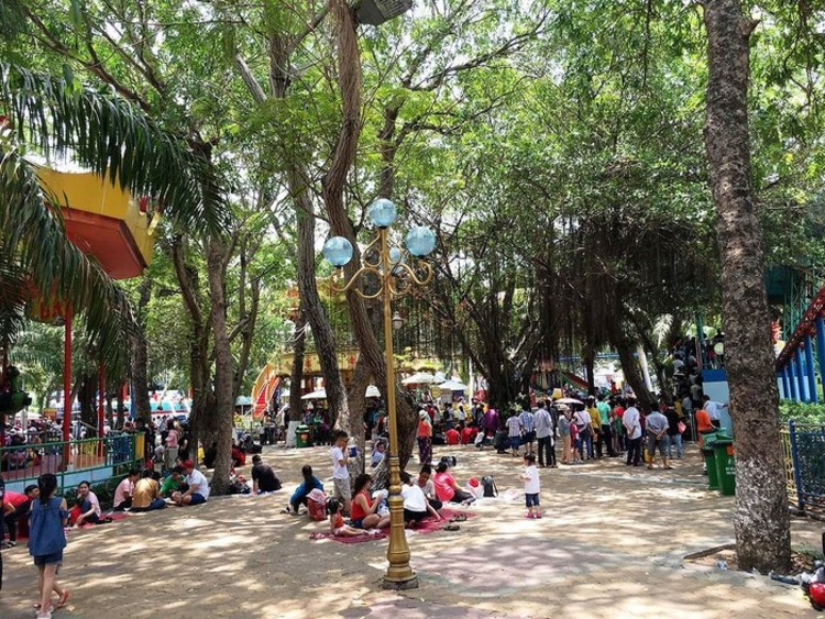 30 /4 park – green space in the middle of ho chi minh city vietnam photos -30/4 park