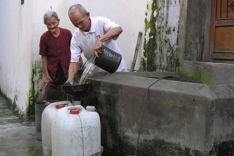 antique bale well in hoi an vietnam photos - bale well in hoi an