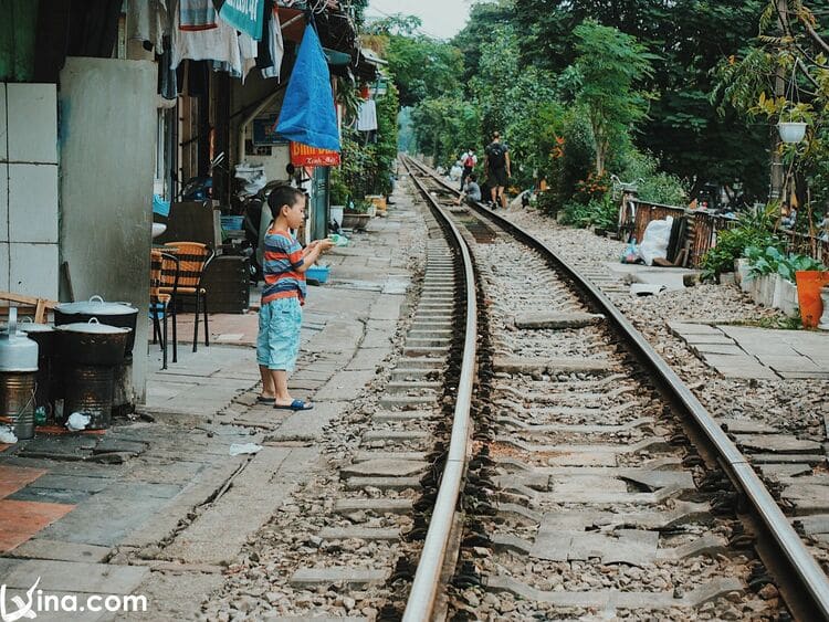 hanoi train street photo in vietnam vietnam photos - hanoi train street photos