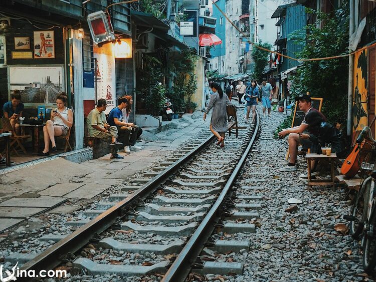 hanoi train street photos vietnam photos - hanoi train street photos