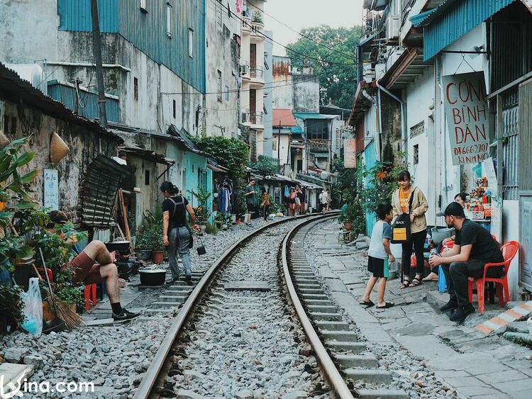 hanoi train street photo vietnam photos - hanoi train street photos