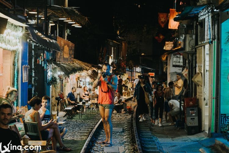 beautiful hanoi train street photos vietnam photos - hanoi train street photos