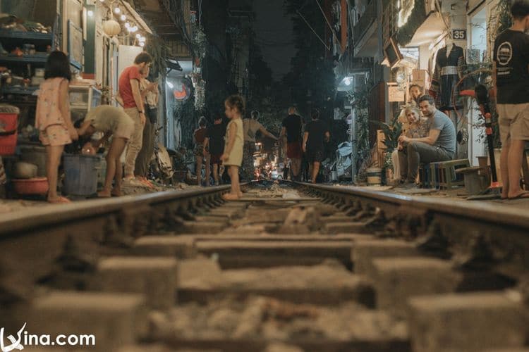 hanoi train street photos in vietnam vietnam photos - hanoi train street photos
