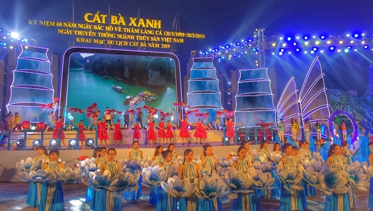 vietnam photos - cat ba fishing village festival