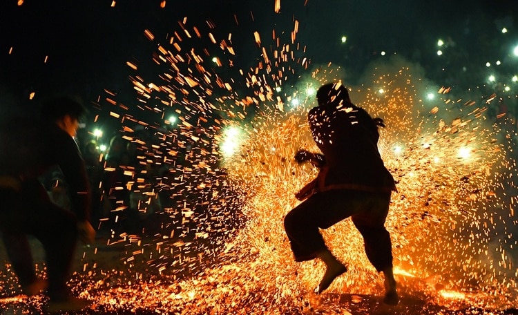 vietnam photos - fire dancing festival