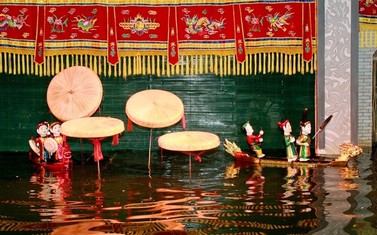 vietnam photos - golden dragon water puppet theatre