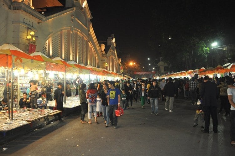 vietnam photos - hanoi old quarter night market