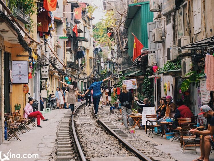 hanoi train street photo by duong nguyen vietnam photos - hanoi train street photos