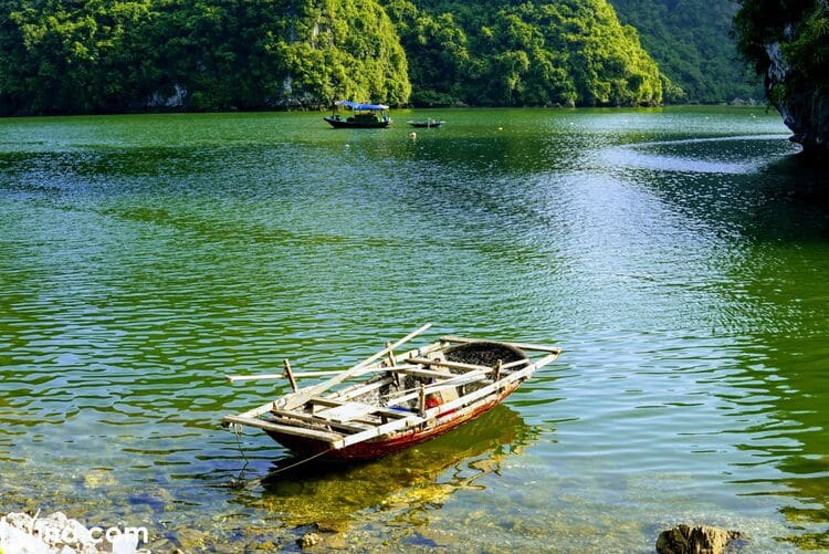 lan ha bay in cat ba hai phong photos vietnam photos - lan ha bay photos