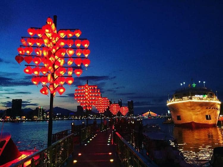love lock bridge vietnam photos - danang bridges at night