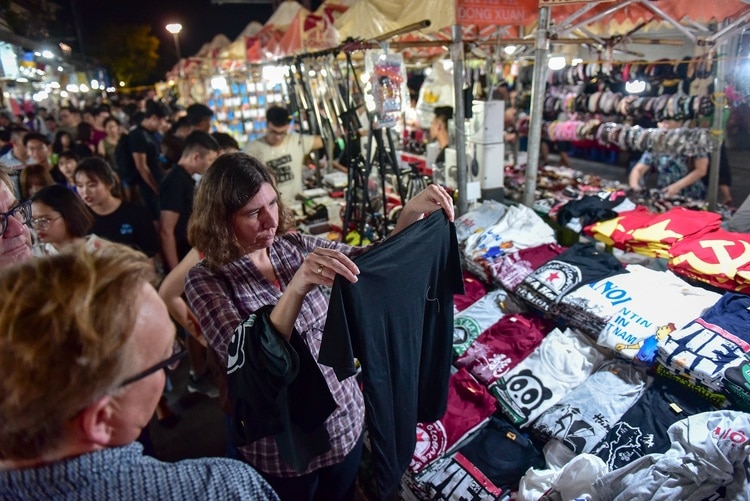nha xanh – cau giay night market vietnam photos - hanoi night markets