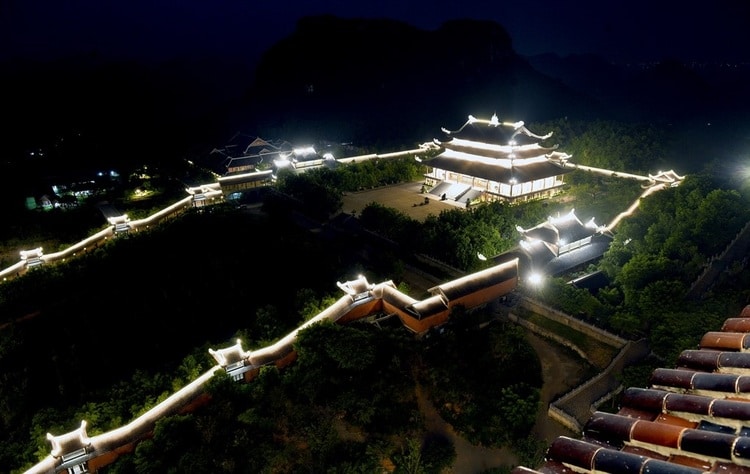 vietnam photos - nightlife in ninh binh