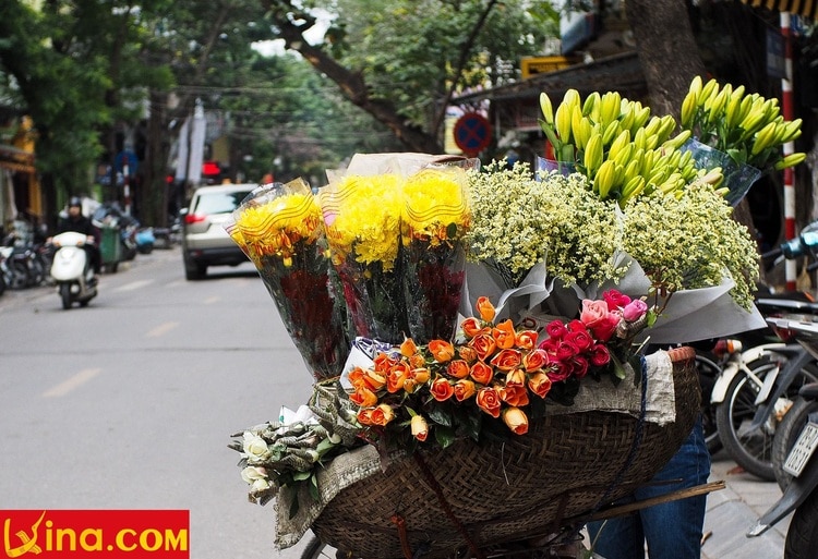 vietnam photos - street hawkers in hanoi
