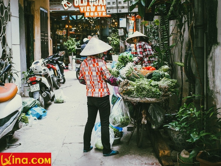 vietnam photos - street hawkers in hanoi