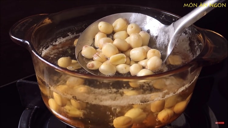pig trotter soup with lotus seed recipe in vietnam