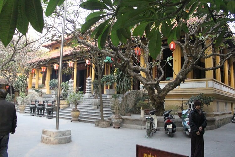 quan su pagoda – the buddhist headquarter in hanoi vietnam photos - quan su pagoda