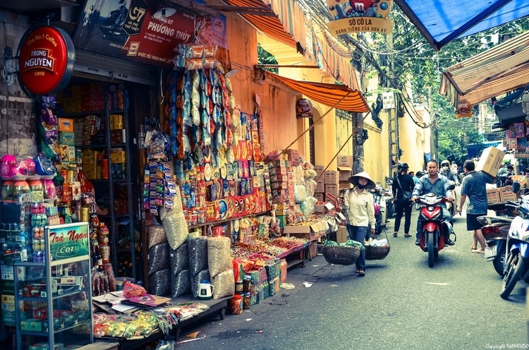 vietnam photos - shopping in hanoi old quarter