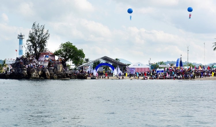 special things of the festival of phu quoc palace vietnam photos - dinh cau festival