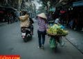 vietnam photos - street hawkers in hanoi