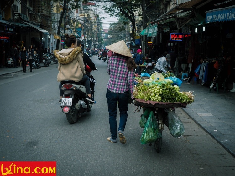 vietnam photos - street hawkers in hanoi