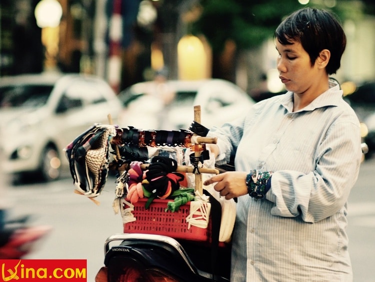 vietnam photos - street hawkers in hanoi