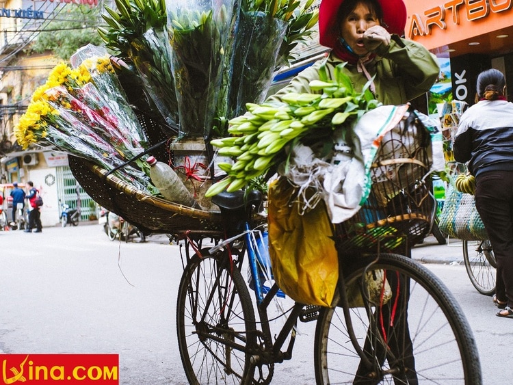 vietnam photos - street hawkers in hanoi