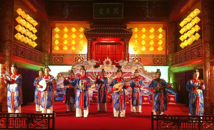 the theatre of national art performances in hoi an vietnam photos - hoi an traditional art performance theatre