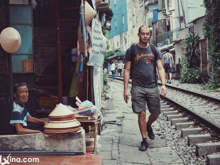 train street photos vietnam photos - hanoi train street photos