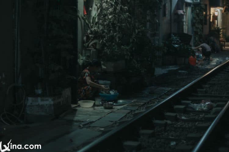 train street photo vietnam photos - hanoi train street photos
