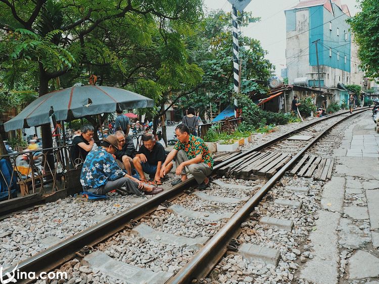 train street photo vietnam photos - hanoi train street photos
