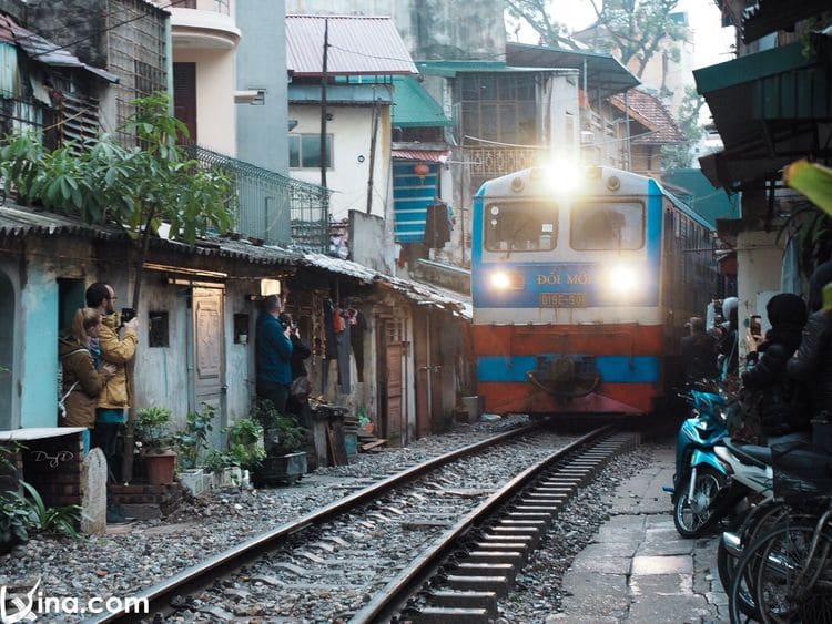 train street photos in vietnam vietnam photos - hanoi train street photos