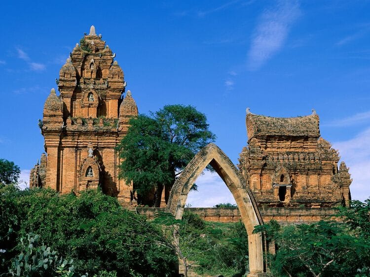 vietnam photos - twin cham towers