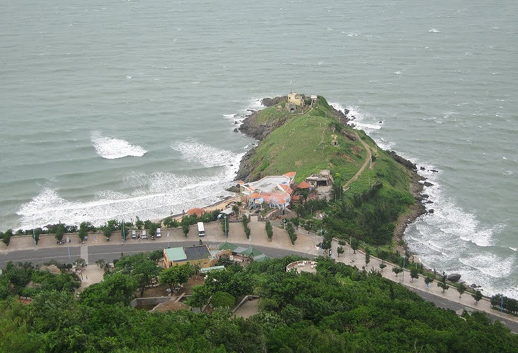 vong nguyet beach in vung tau
