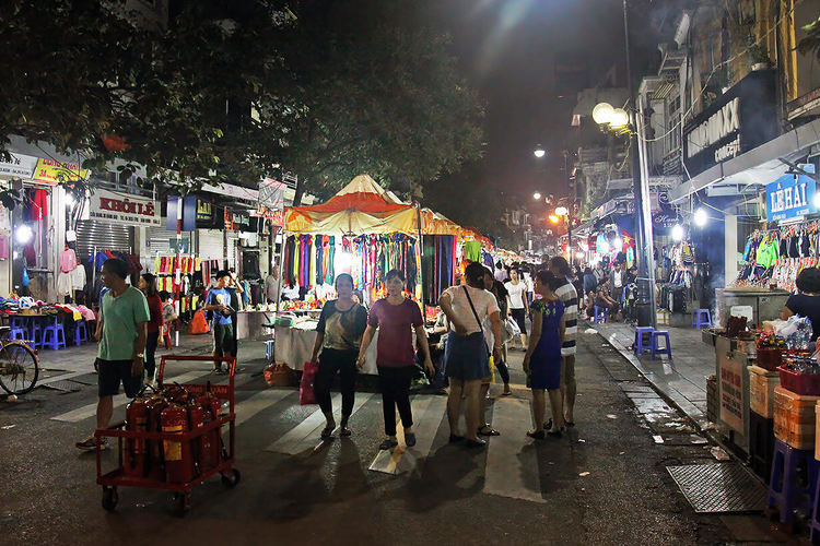 what are activities for tourists to do vietnam photos - hanoi old quarter night market