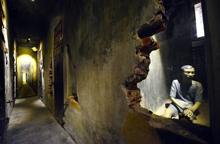 hoa lo prison 