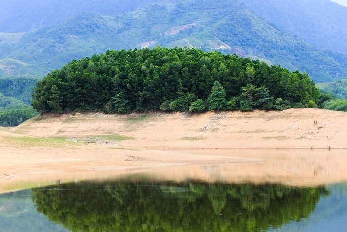 hoa trung lake