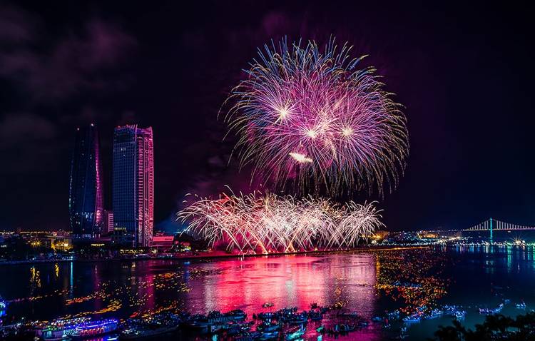 what are the special things about da nang international fireworks festival vietnam photos - da nang international fireworks festival