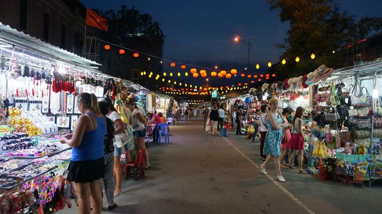 what to do at nha trang night market vietnam photos - nha trang night market