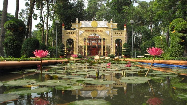 what to do at tao dan park vietnam photos - tao dan park
