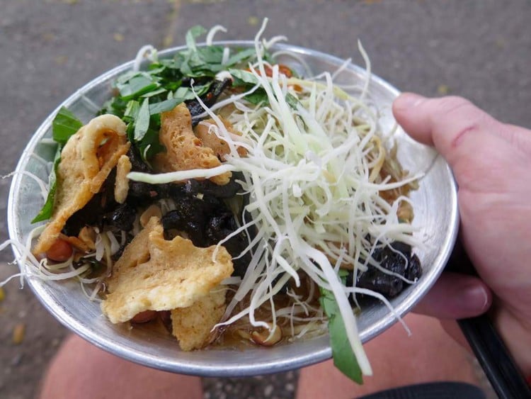where to eat near le van tam park vietnam photos - le van tam park